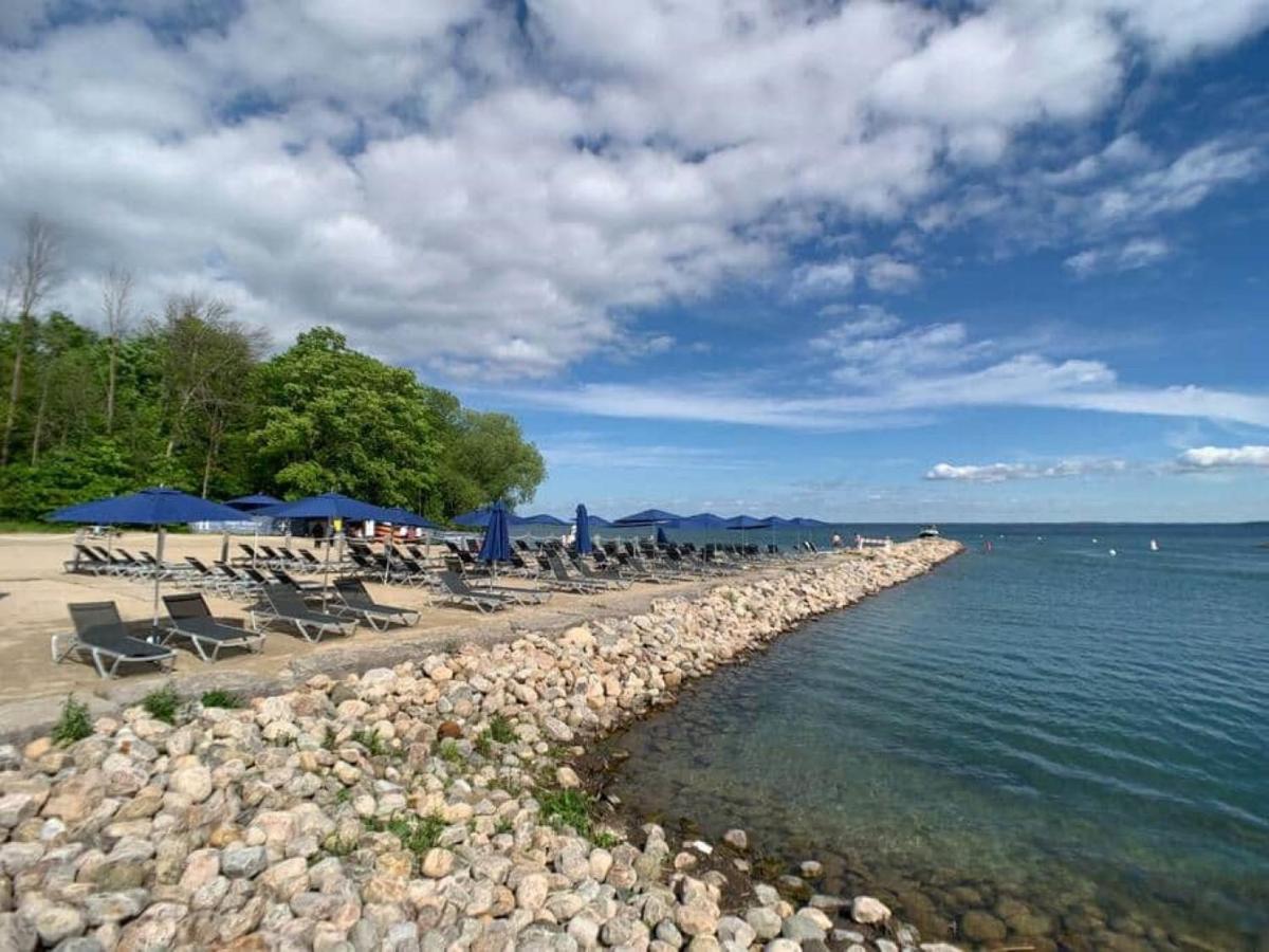 Stunning Stayz At Friday Harbour Beach Marina Resort Lake Simcoe Innisfil Exterior photo