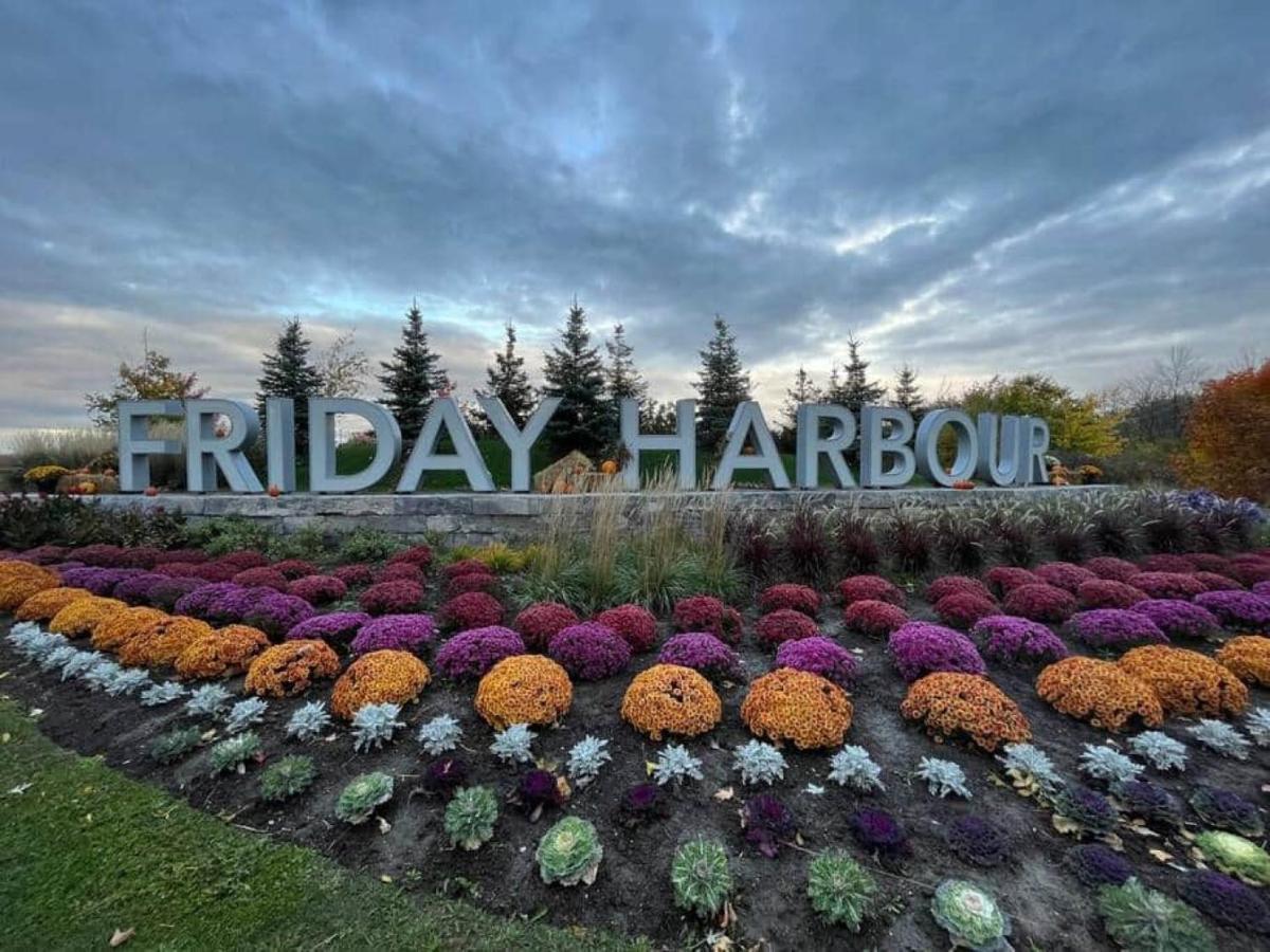 Stunning Stayz At Friday Harbour Beach Marina Resort Lake Simcoe Innisfil Exterior photo